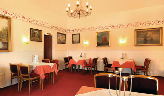 FAMILIEN- & APARTHOTEL STRANDHOF (B&B) Tossens