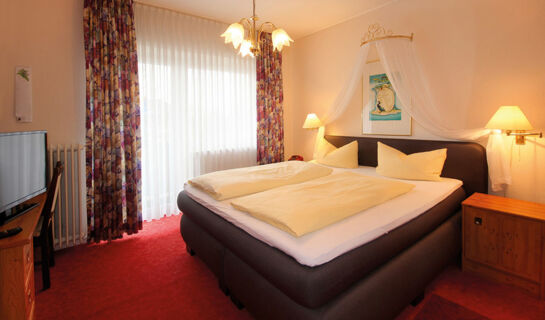 FAMILIEN- & APARTHOTEL STRANDHOF (B&B) Tossens
