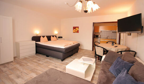 FAMILIEN- & APARTHOTEL STRANDHOF (B&B) Tossens