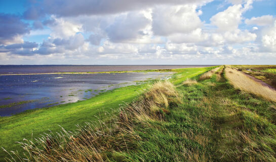 FAMILIEN- & APARTHOTEL STRANDHOF (B&B) Tossens