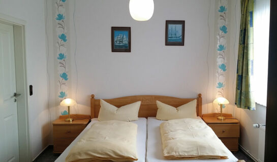 FAMILIEN- & APARTHOTEL STRANDHOF (B&B) Tossens