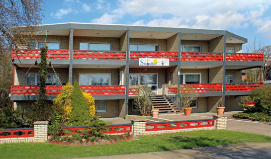 FAMILIEN- & APARTHOTEL STRANDHOF (B&B) Tossens