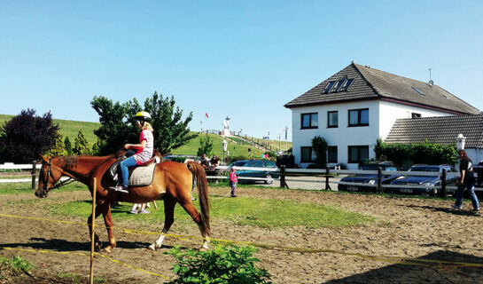 FAMILIEN- & APARTHOTEL STRANDHOF (B&B) Tossens