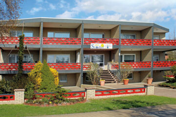 FAMILIEN- & APARTHOTEL STRANDHOF (B&B) Tossens