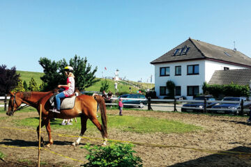 FAMILIEN- & APARTHOTEL STRANDHOF (B&B) Tossens